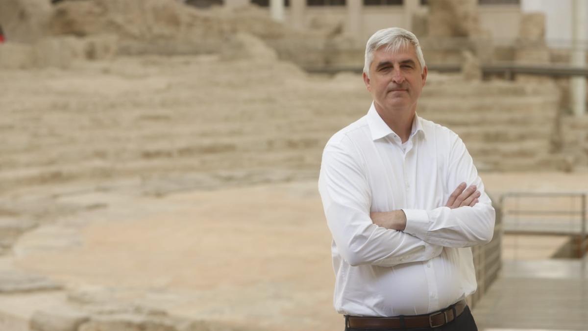 José Antonio Muñiz, creador de 'Ingeniería romana', en el Teatro Romano de Zaragoza.