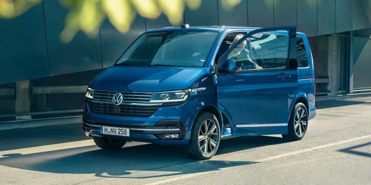 El nuevo Volkswagen Multivan color azul oscuro híbrido que utiliza León XIV