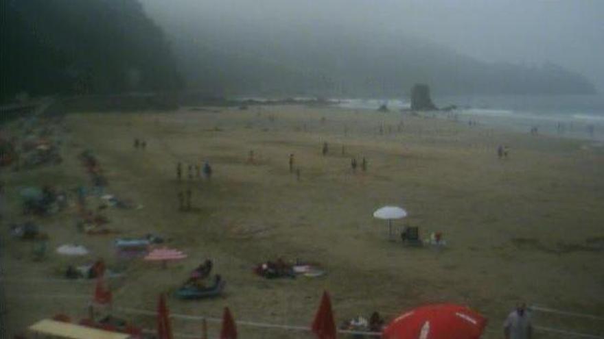 La niebla, en estos momentos, en la playa de Aguilar, en Muros de Nalón