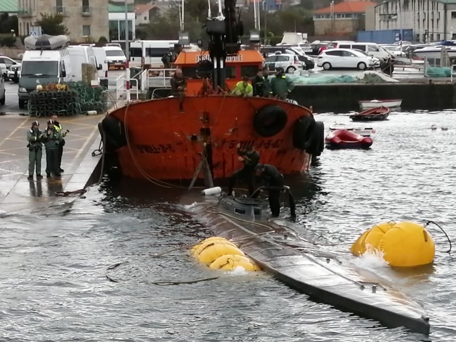 El narcosubmarino hundido en Aldán con tres toneladas de droga atraca en el puerto