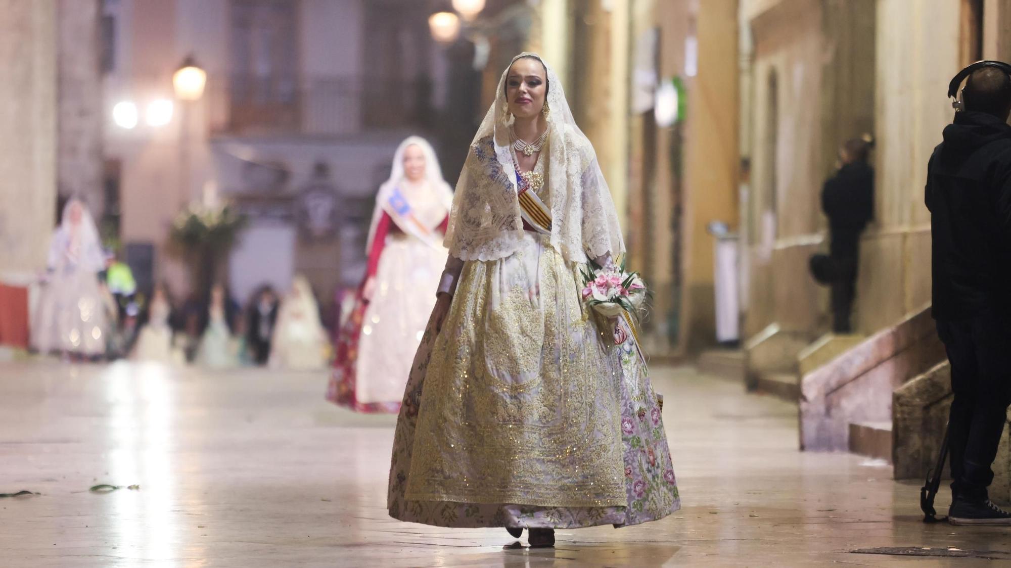 La fallera mayor de Valencia, María Estela Arlandis, ofrenda a la Virgen