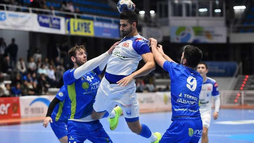 Chapela intentando lanzar a puerta presionado por dos jugadores del Teucro en el último derbi. // G.Santos