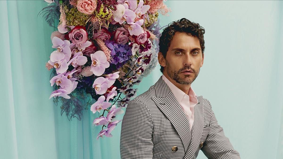 Paco León, en una imagen promocional de 'La casa de las flores'