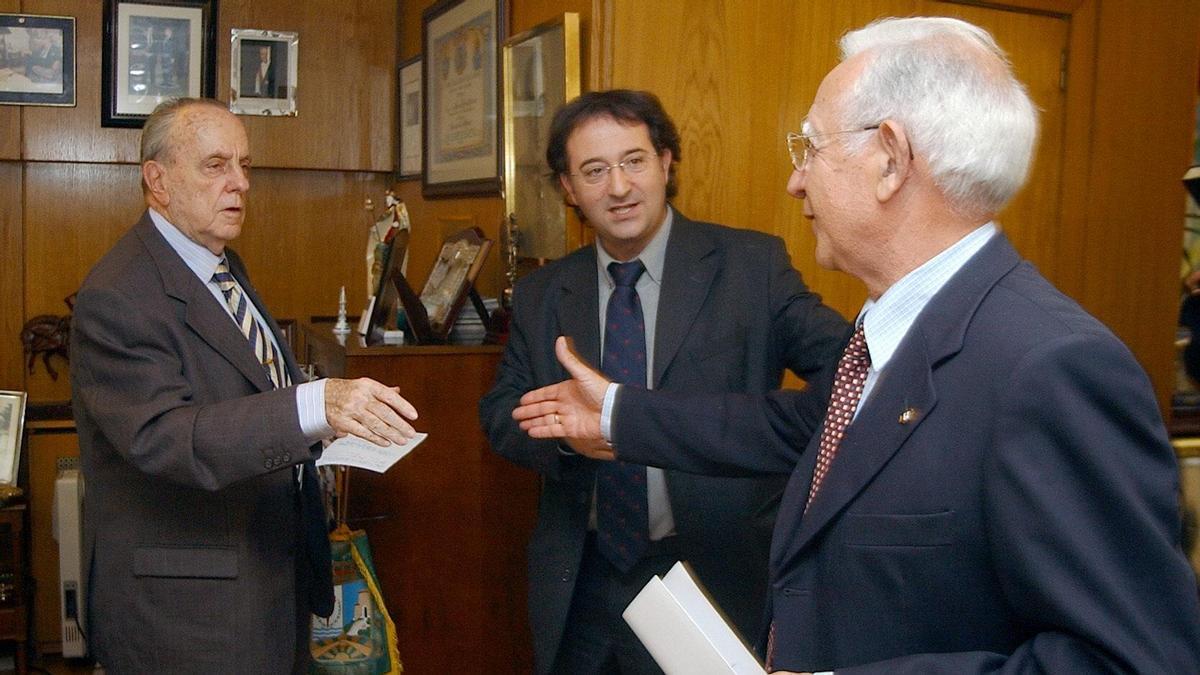 Juan Reboreda, a la derecha, saluda a Manuel Fraga en presencia de su sucesor, Julió Alén, en una imagen de 2005