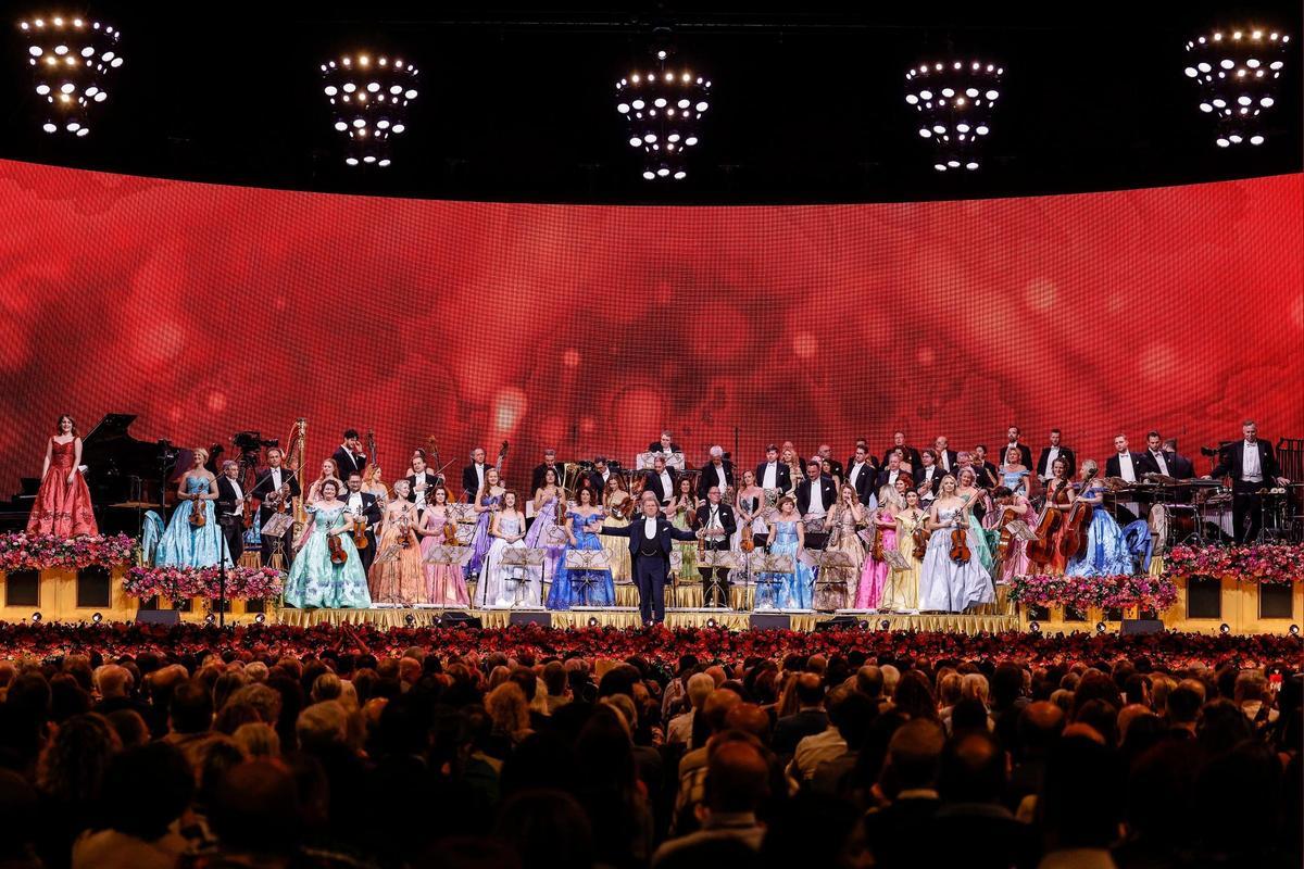 André Rieu convierte el Roig Arena en un salón de gala vienés.