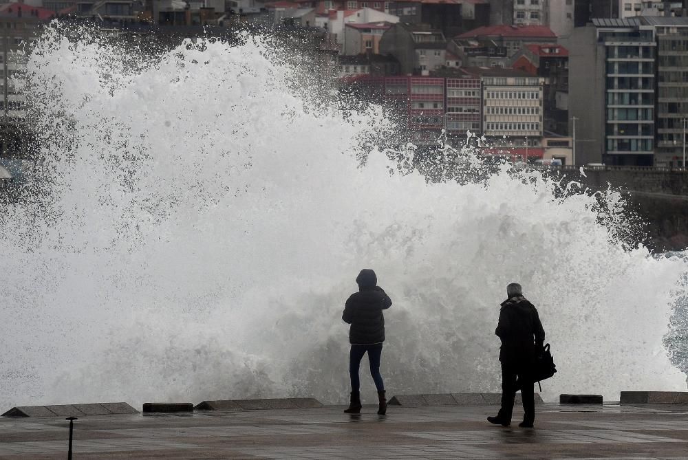 La costa de A Coruña, en alerta naranja por oleaje