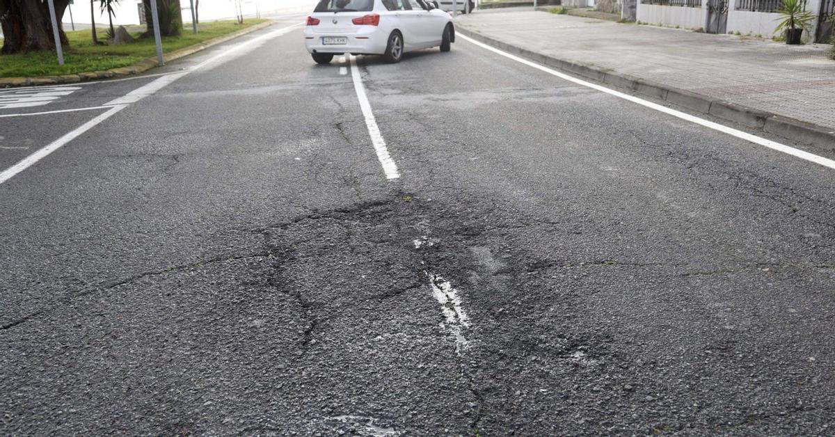 El asfalto de la PO-299 lleva meses en pésimo estado de conservación.