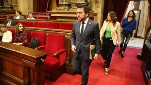 El Parlament aprova condicionar la investidura de Sánchez a l’impuls d’un referèndum