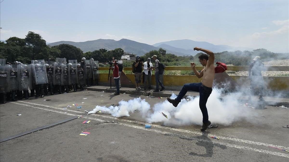 La policía venezolana ante los manifestantes en la frontera con Cúcuta, este sábado.