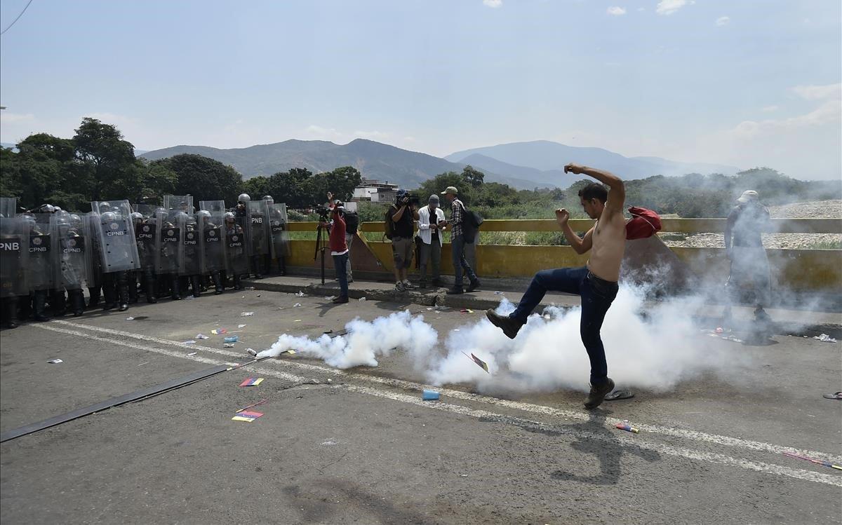 zentauroepp47084444 venezuelan national police officers clash with demonstrators190223214352
