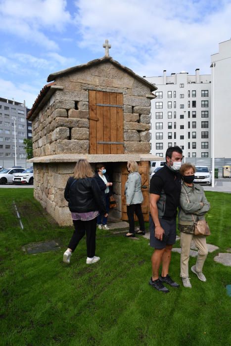 Rey visita el hórreo rehabilitado en San Roque