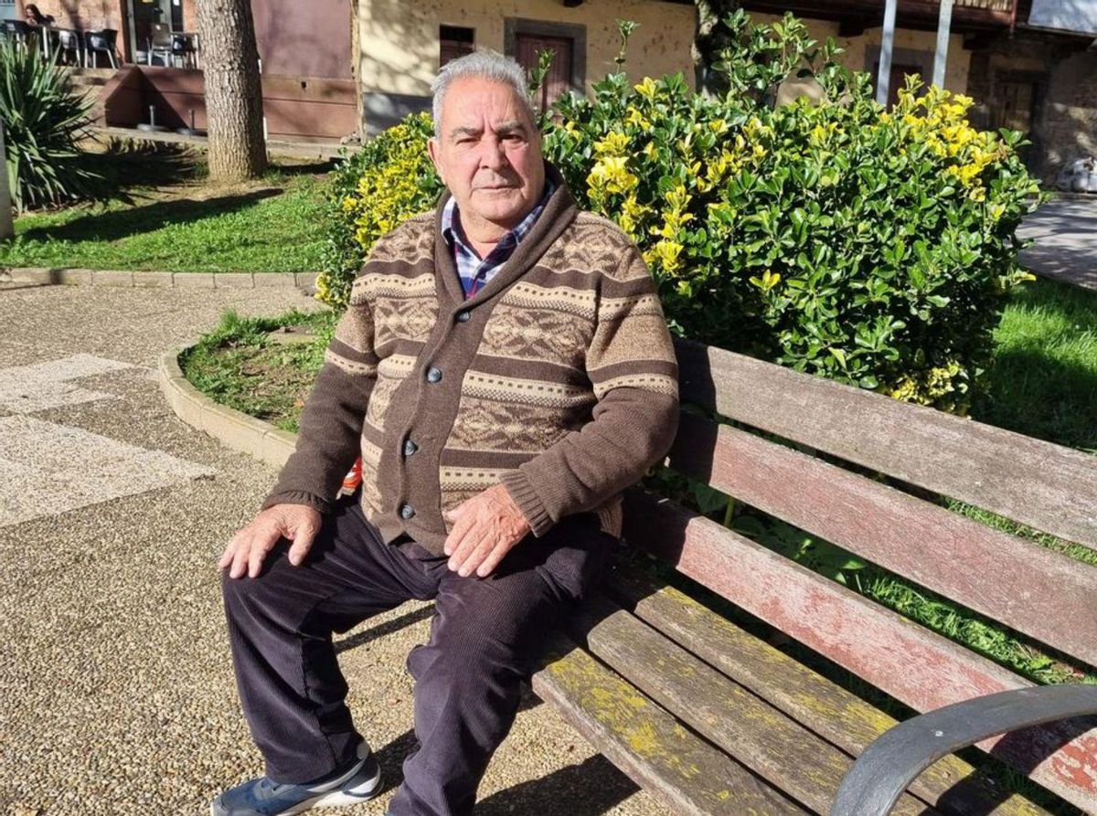 Agustín Cantero, sentado en un banco Proaza.