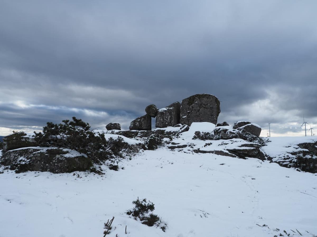 El manto de nieve en el monte do Seixo , el pico más alto de la sierra de O Cando