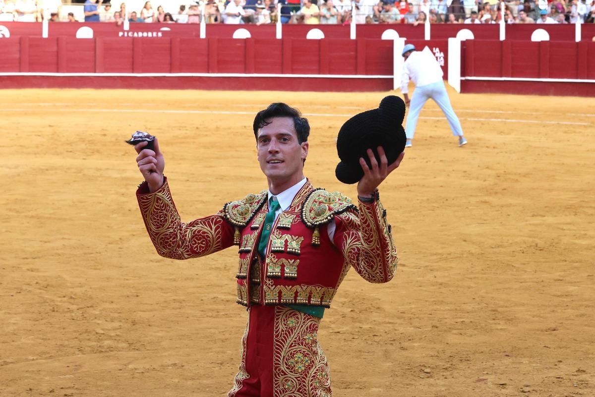 Francisco Morales corta una oreja al primero de su lote en Málaga.