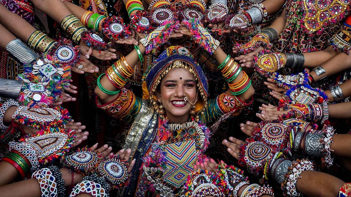 Ensayos del baile tradicional de Garba para el festival hindú de Navratri, en la India