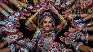 Ensayos del baile tradicional de Garba para el festival hindú de Navratri, en la India