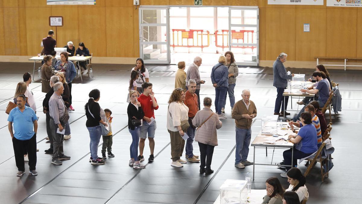 Votacions al pavelló de Santa Eugènia de Girona.