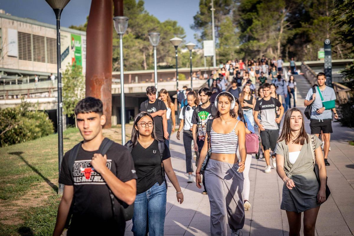 Estudiantes de la UAB, tras llegar al campus en Ferrocarrils, se dirigen a sus facultades.