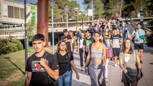 Estudiantes de la UAB, tras llegar al campus en Ferrocarrils, se dirigen a sus facultades.