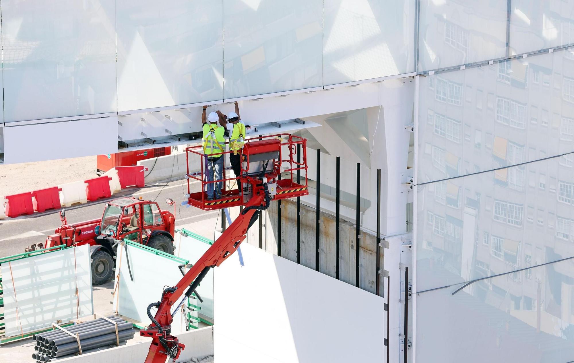 El anillo del ascensor HALO finaliza su izado y "aluniza" en la plaza de Vialia