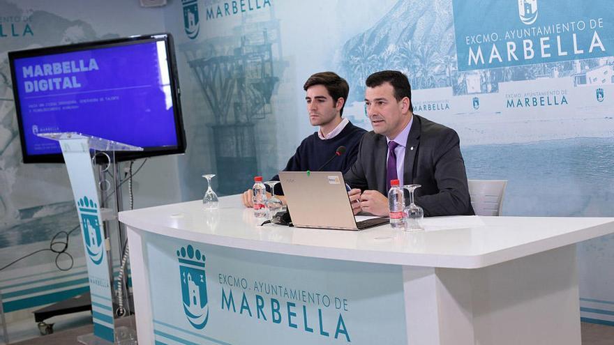 El concejal Cristóbal Garre (dcha.), durante la presentación.