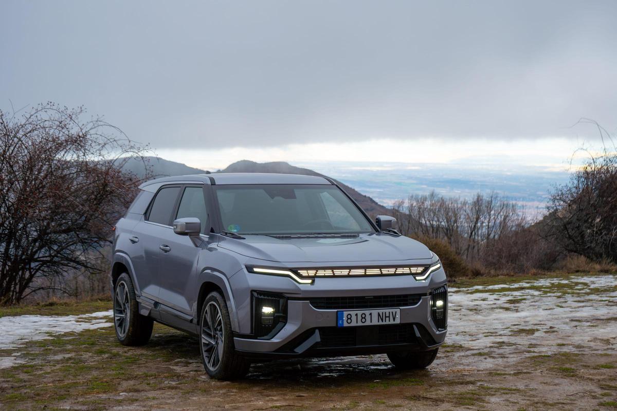 Destaca la parrilla frontal, con ocho puntos LED y luces diurnas que también actúan como intermitentes