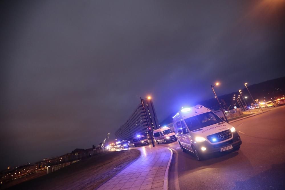 Homenaje de Policía, Guardia Civil y Bomberos al personal sanitario del HUCA