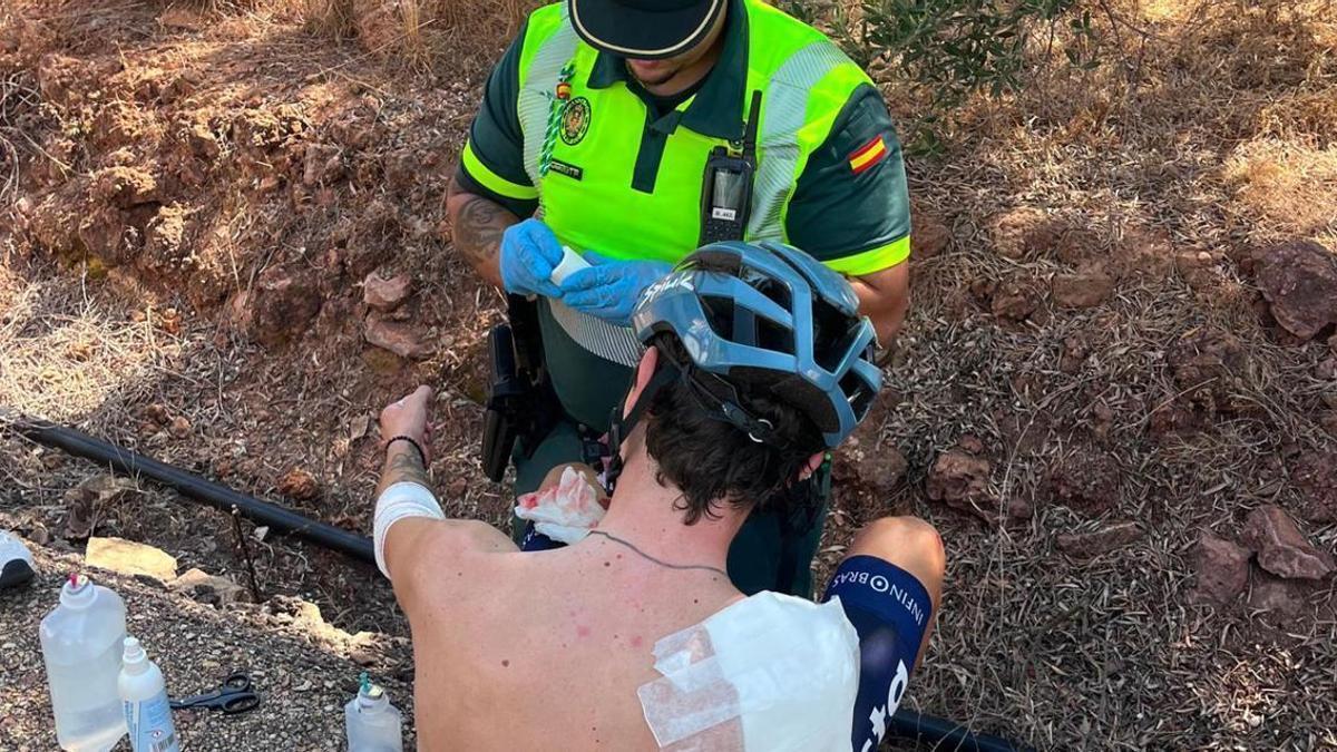 La Guàrdia Civil atén un ciclista després d’una caiguda múltiple a Estivella