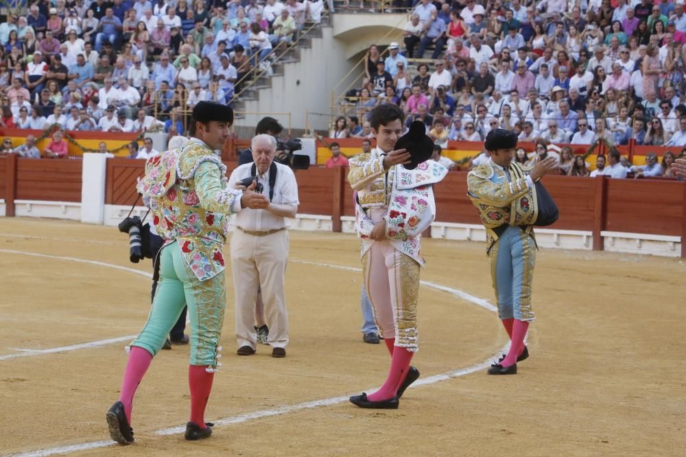 El torero granadino desoreja a un gran ejemplar de Luis Algarra tras un magistral tercio de banderillas