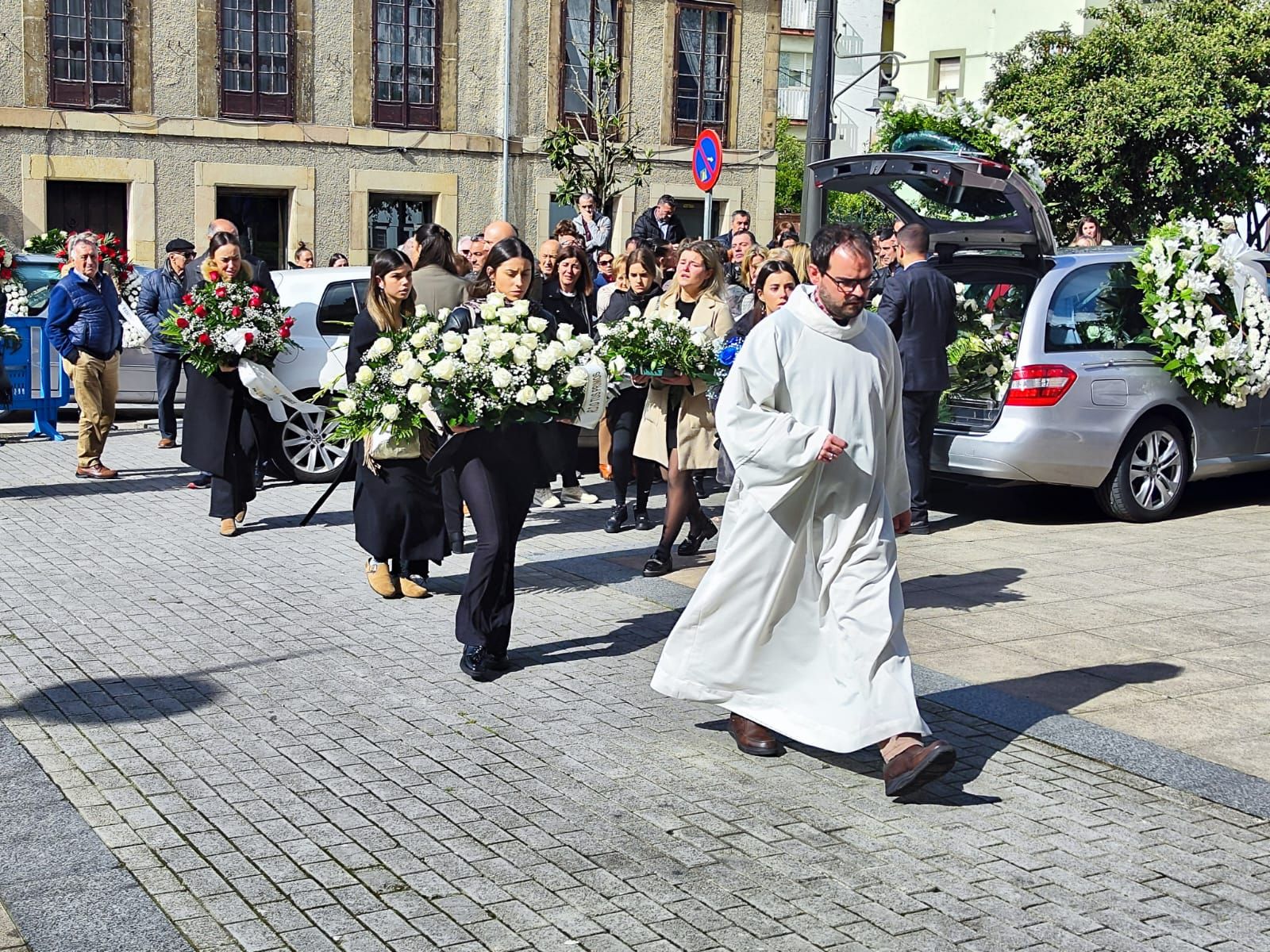 Sentido adiós a Daniel Diego Vigil en la Pola, con el féretro a hombros de sus amigos.