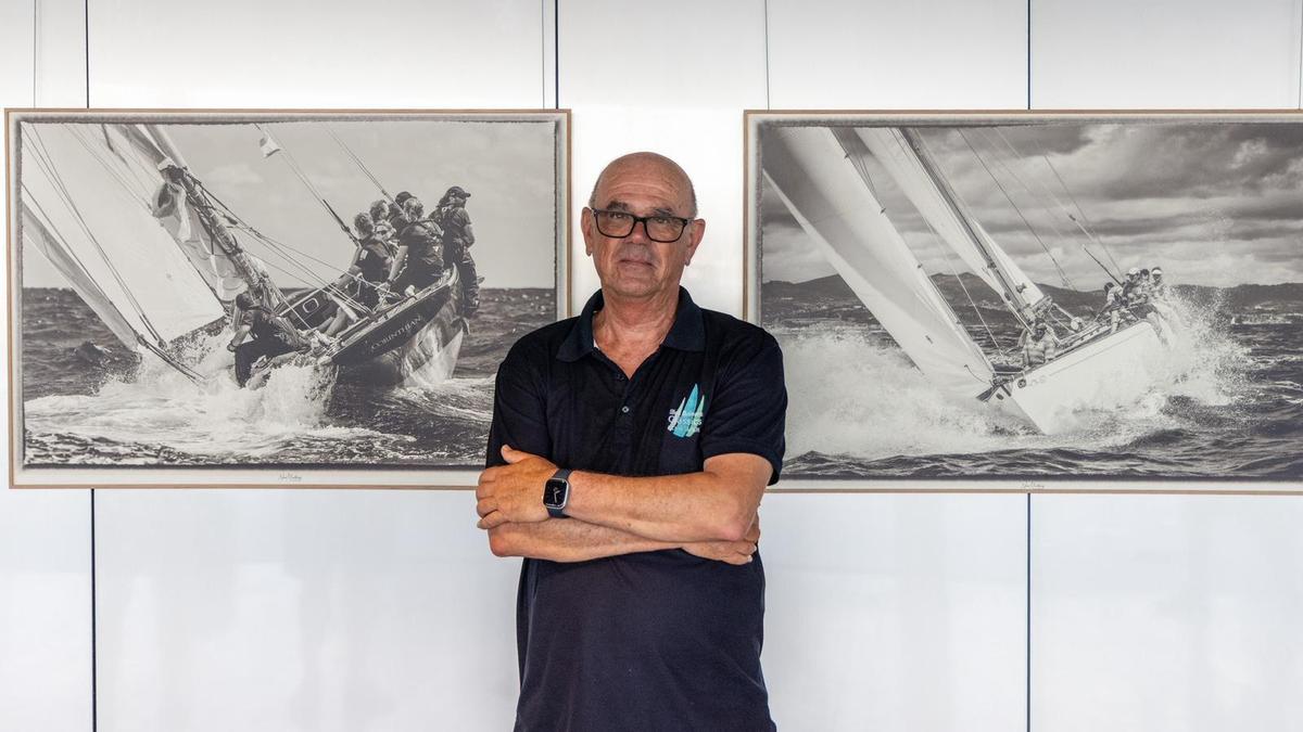 El fotógrafo mallorquín Nico Martínez posa ante dos de sus fotografías.