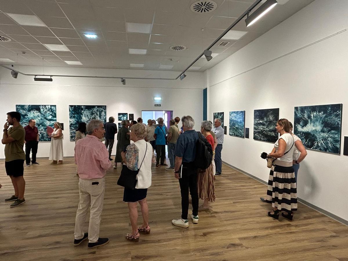 EN IMÁGENES: Inauguración en Villaviciosa de la muestra "La poesía y el mar" de Guillermo Simón