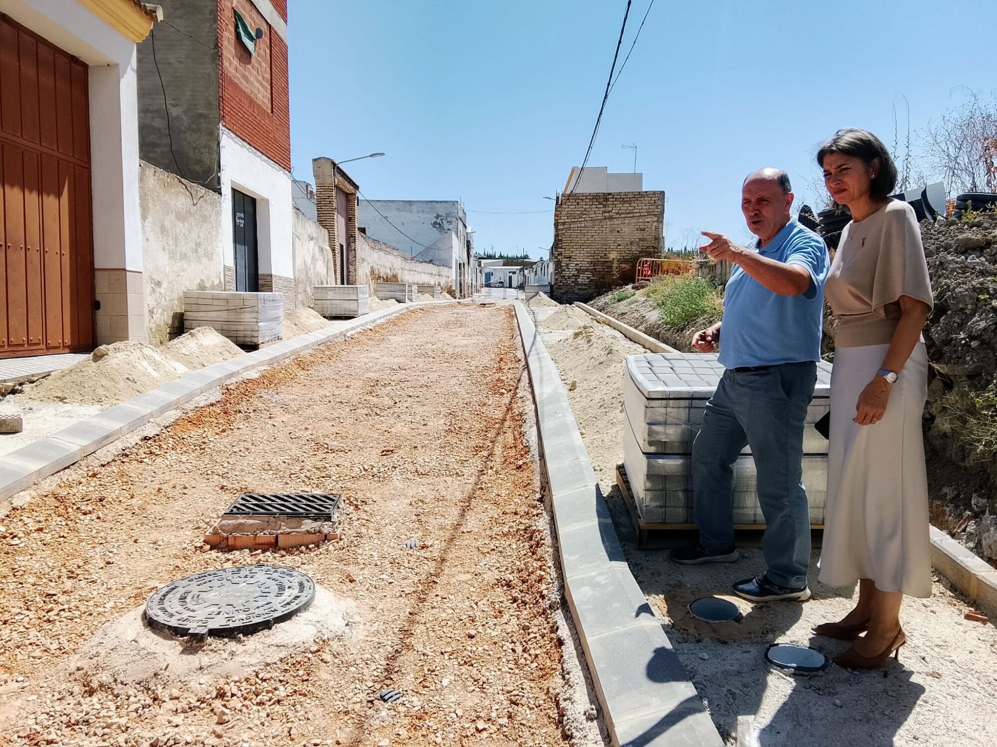 La alcaldesa de Aguilar, Paqui Herrador, junto al concejal de Obras y Servicios, Antonio Maestre, visita el inicio de la obra en la calle Fuentecita.