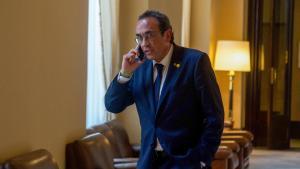 El presidente del Parlament, Josep Rull, habla por teléfono tras interrumpirse el pleno para valorar la suspensión de la sesión solicitada por Junts y a la espera que la Mesa se reúna