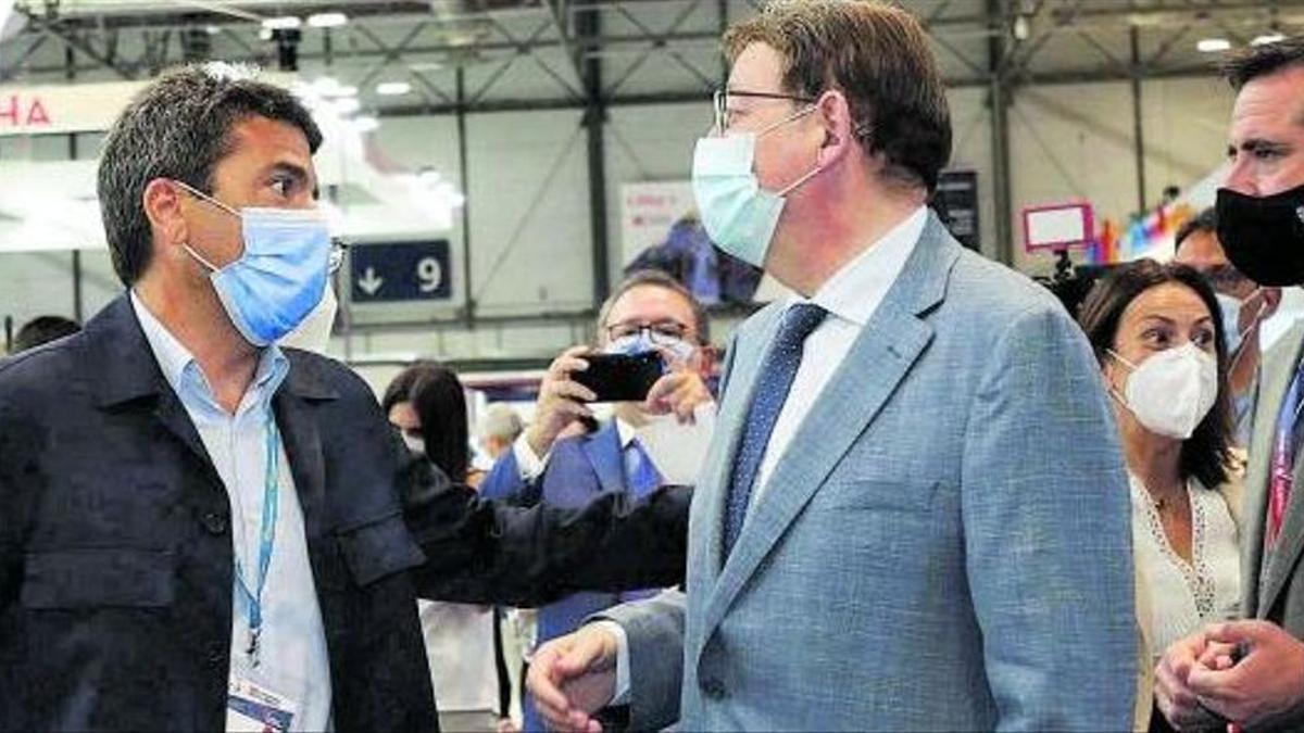 El líder del PPCV, Carlos Mazón, conversa con Ximo Puig en un acto reciente.