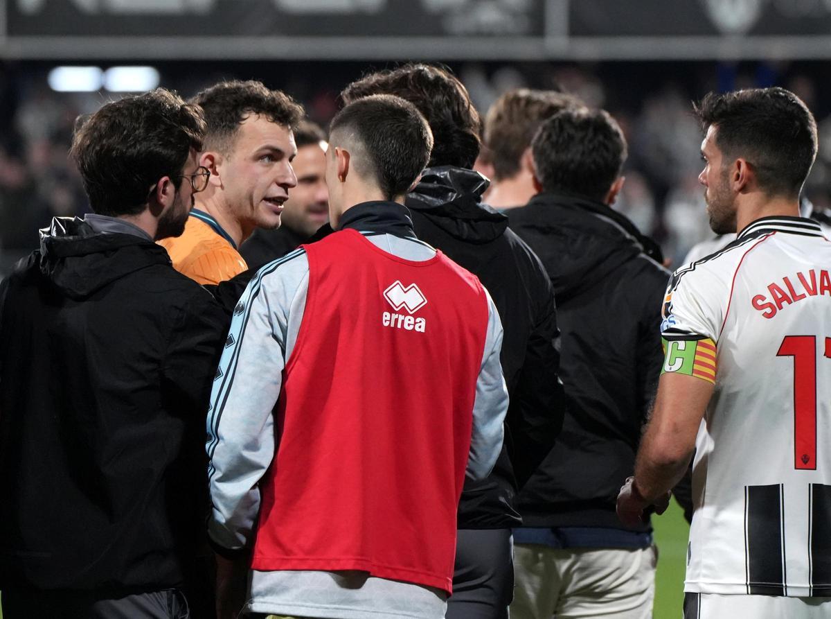 Galería | Nuevas imágenes del 'espectáculo' de los acompañantes del Racing en tribuna