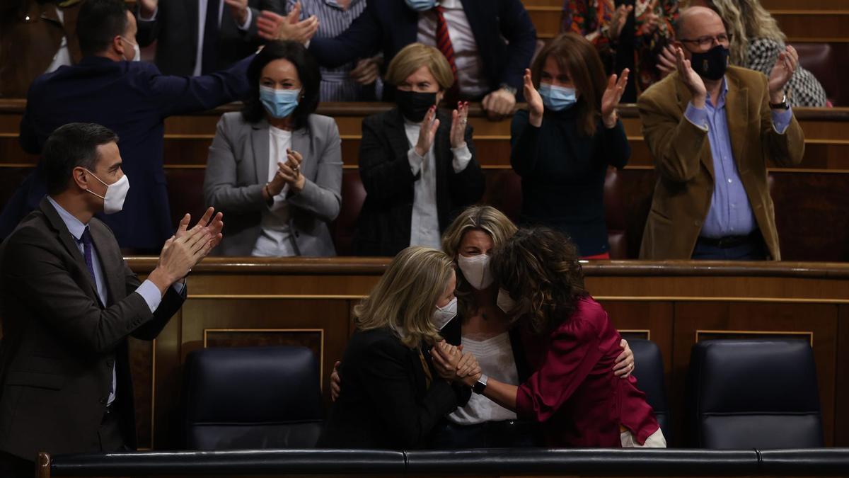 El Gobierno y la bancada socialista celebran la aprobación de su reforma laboral.