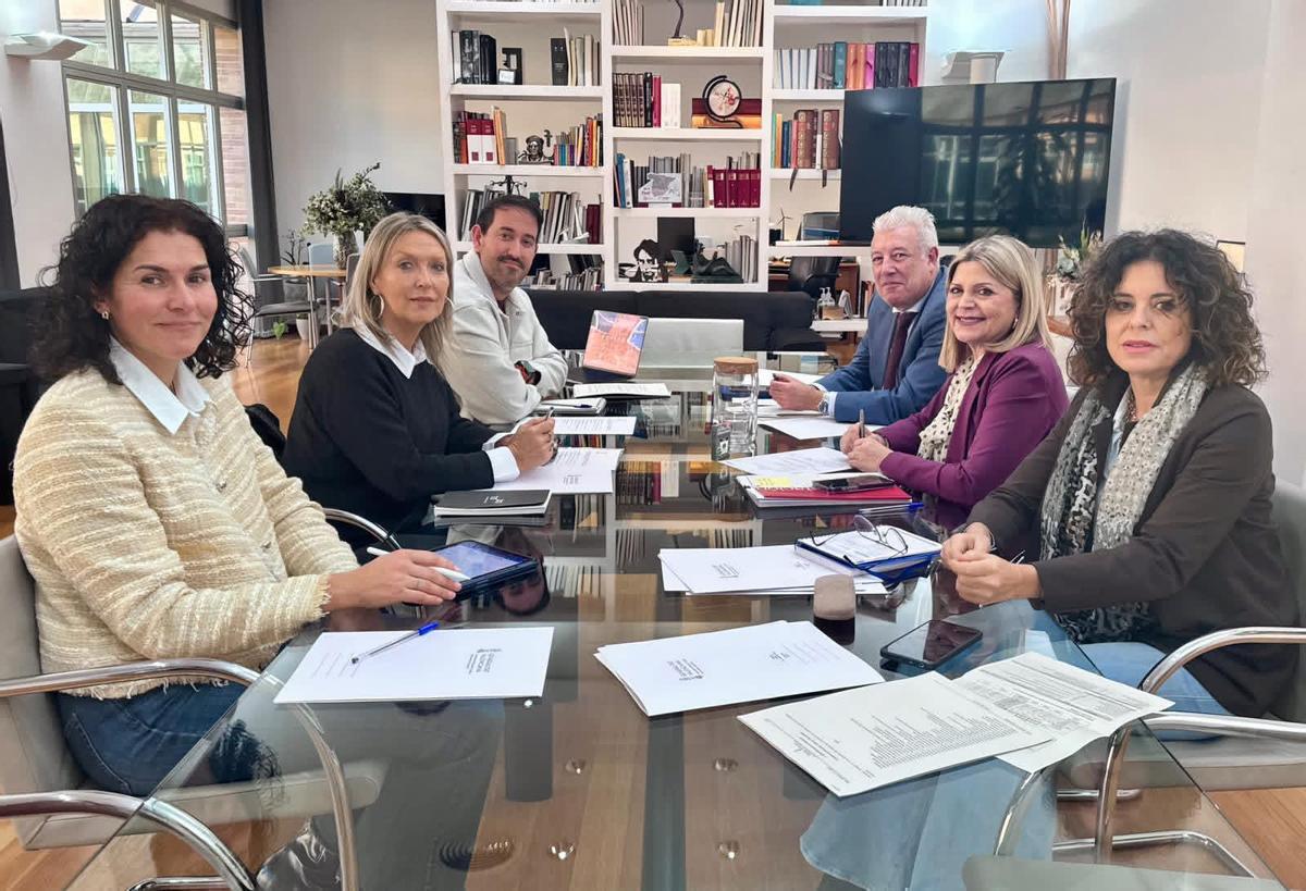 Representantes de las asociaciones de directores, reunidos con la consellera de Educación