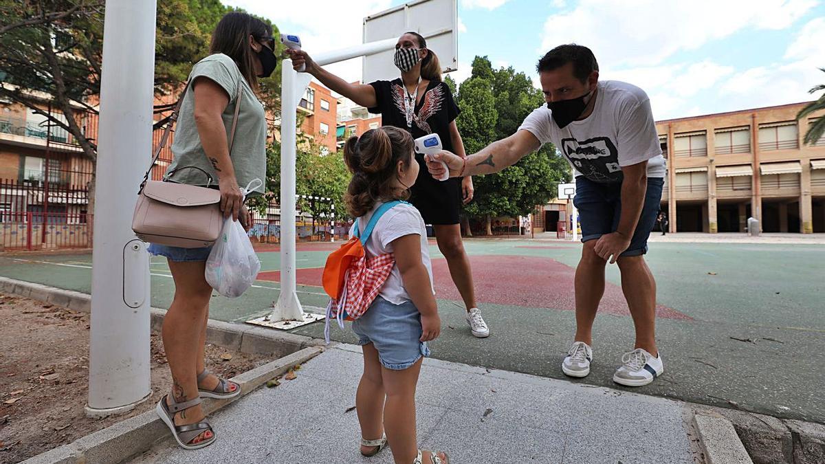 En los centros educativos se sigue tomando la temperatura y manteniendo la distancia. | ANTONIO AMORÓS