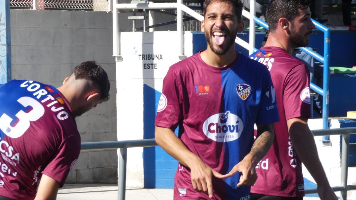 Álvaro celebra el primer gol del Alzira.