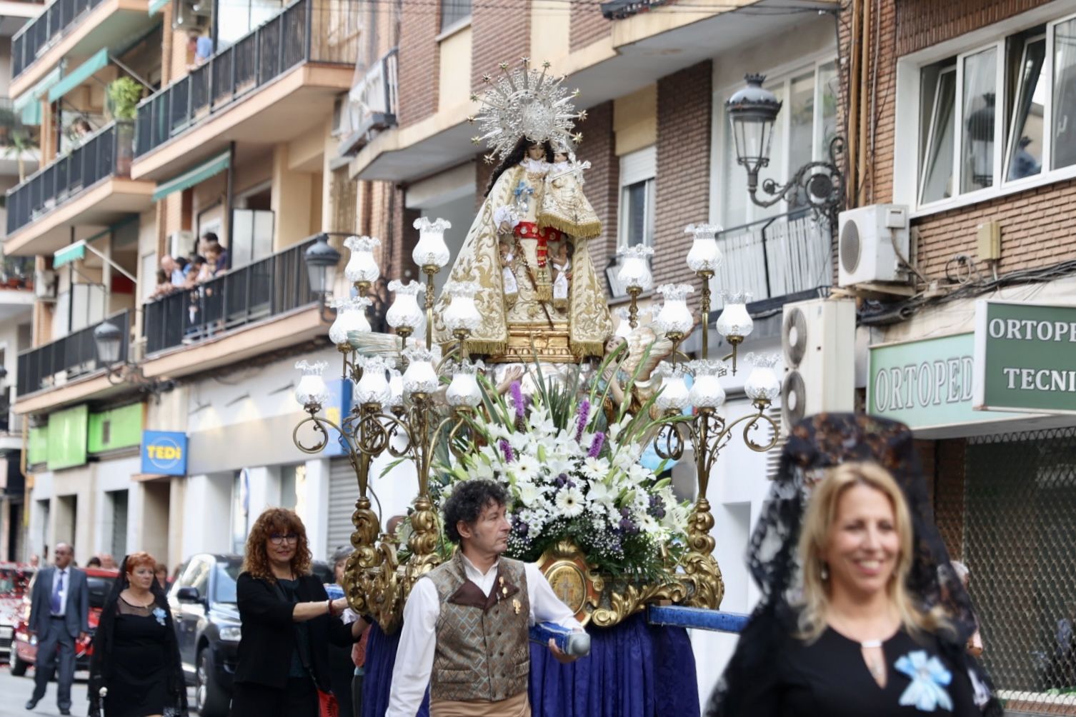 Paula Nieto y la corte acompañan a la Virgen en su "passejà" por Olivereta
