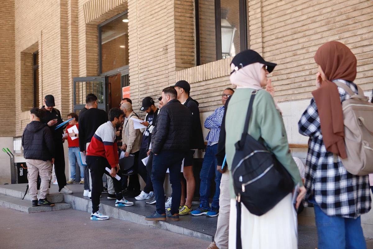 Bronca en Aragón por la regularización de migrantes: de "motivo de alegría" al "colapso en Zaragoza"