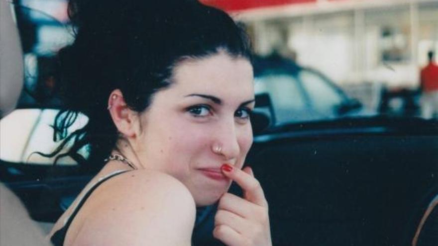 Winehouse, en una foto cedida per la família de la cantant, inclosa al documental.