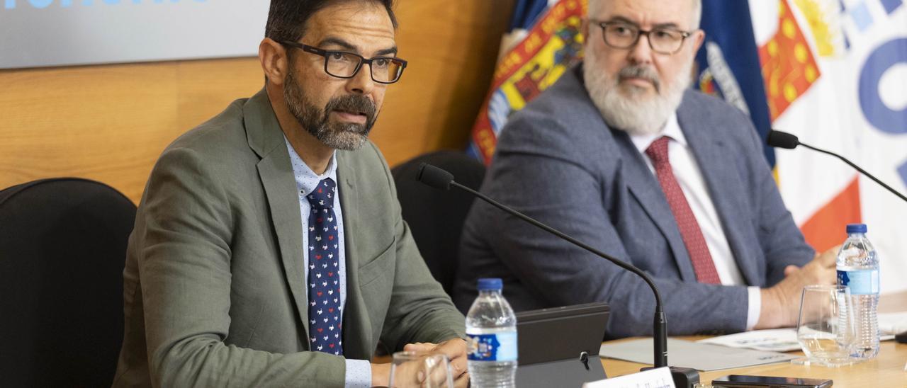 El economista José Miguel González y el presidente de CEOE-Tenerife Pedro Alfonso.