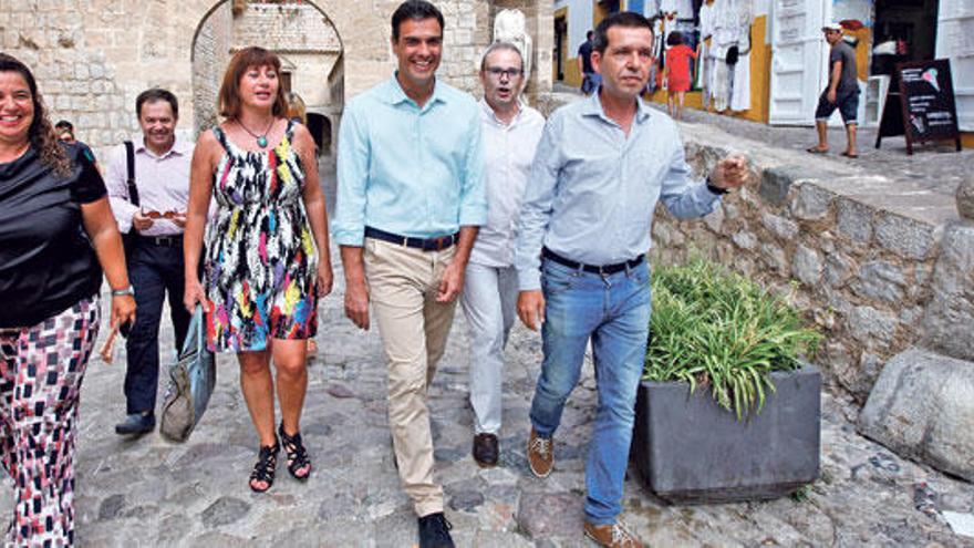 Pedro Sánchez subiendo por el Portal de ses Taules en compañía de Francina Armengol y otros cargos socialistas, ayer en Eivissa.