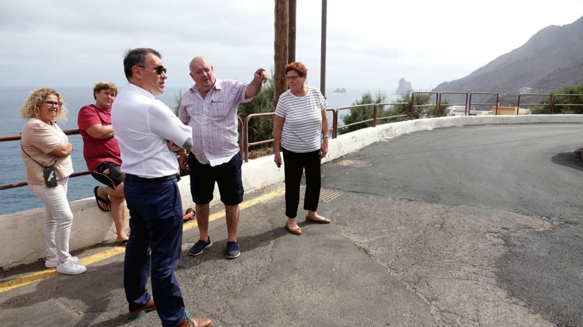 Chacha, Ignacio y Lola, vecinos de Almáciga que explican sus demandas al alcalde y la concejala de Anaga.