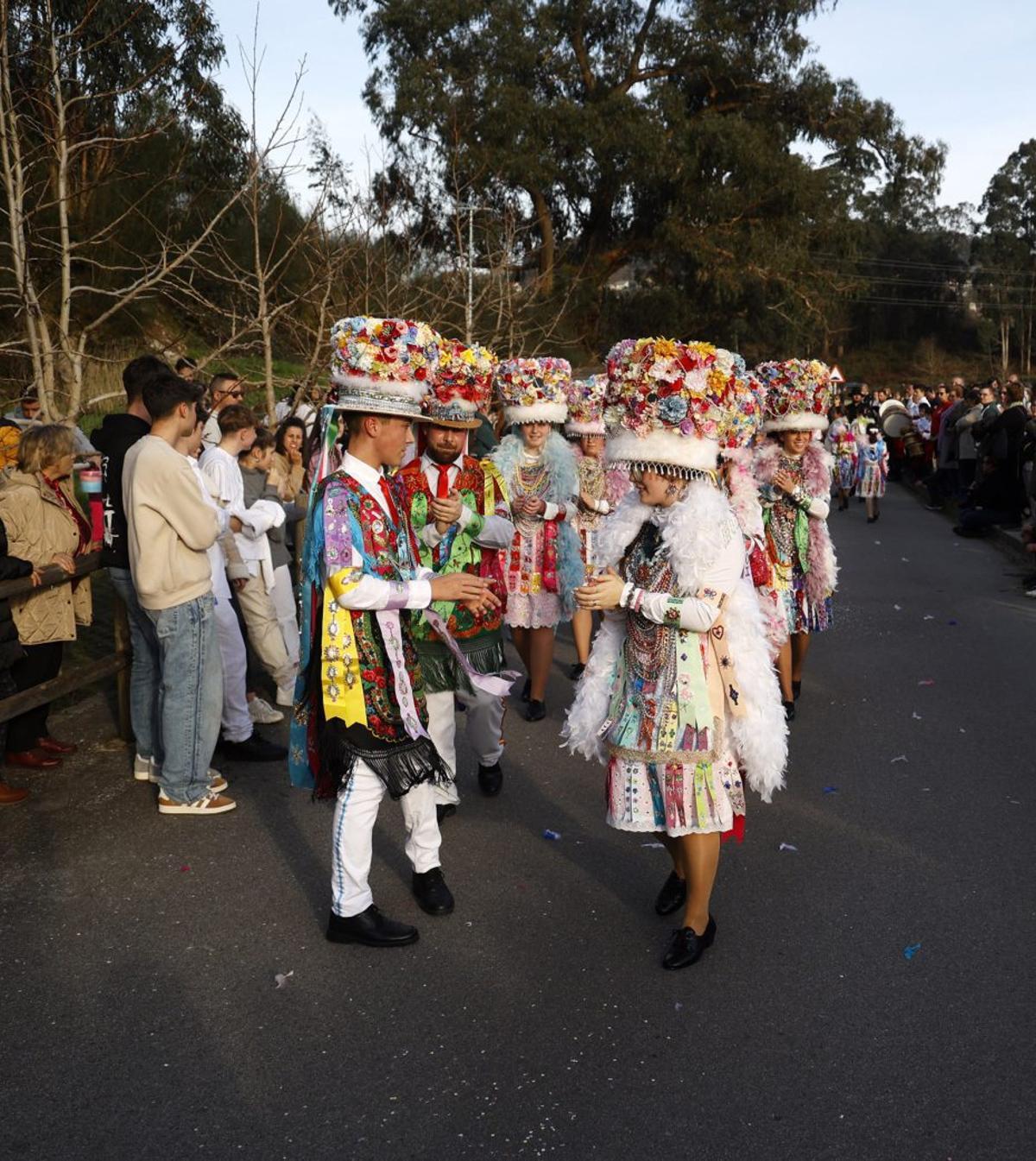 Madamas e Galáns bailan en las Salinas do Ulló.