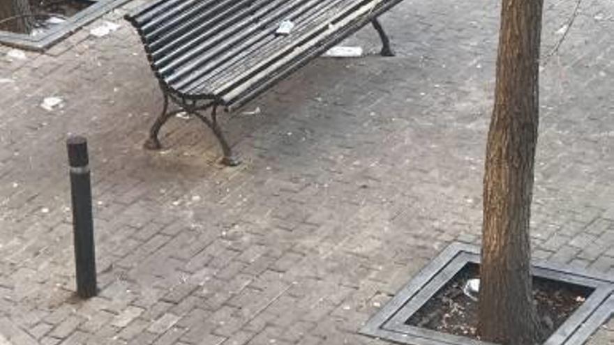 Brutícia i desperfectes a la plaça de la Immaculada