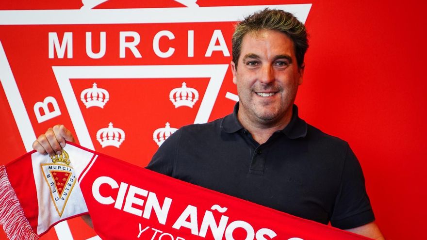 Asier Goiria renueva su contrato con el Real Murcia