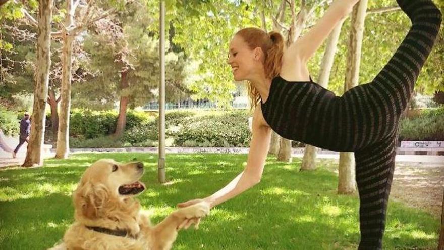 María Castro posa con su perra haciendo una postura de yoga
